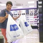 Bruno De Luca Instagram - Vai Pra Onde? é a pergunta que me fazem o dia inteiro quando eu tô na rua… dessa vez pensei que fosse um stalker me perseguindo na loja do Paraguai … Mas era um fã!!!🤣🤣🤣 sendo assim eu respondo: Vou pra @cellshop.py Aqui tem de tudo! Perfumaria, roupas, vinhos e eletrônicos. Eu simplesmente amei esse lugar, espero voltar em breve!