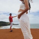 Bruno De Luca Instagram - AAhhahahahahah já começo rindo porque esse cara é muito figura. O @danielfotosoreidasfotos é especialista em fotos criativas no Chapadão de Pipa. Ele começou há 30 anos, quando as fotos ainda tinham que ser reveladas pra conferir se ficou boa, e agora com a digitalização do mundo sua imaginação ficou sem limites! Até drone ele faz! Confere aí na sequência. 1- Espera neném, que a obra ainda não acabou. 2- Te carrego comigo pra onde for. 3- O que foi que eu fiz pra merecer essa magia? 4- Se arrependeu e foi me salvar. 5- Preferiu me socar a cara. 6- Agora entendi. Ficou com ciúmes dela mesma (Ruth x Raquel) 7- Pescou um peixão. 8- Beijo de novela. 9- Drone terrestre (no flight) Chapadão - Praia de Pipa