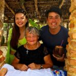 Bruno De Luca Instagram - Ouvindo as incríveis histórias da dona Belmira, antiga moradora da Vila Tatajuba, no Ceará, que foi engolida pelas dunas. Sthefany até levou uma cagadinha dessa bela maritaca para nos indicar sorte nesta temporada do Vai Pra Onde, Mozão? E aí, qual será nosso próximo destino? Mande aqui nos comentários!! Dica: 🌵🌵🌵🌵corram aqui! Vamos pra onde? #vaipraonde #multishow #trip #brunodeluca #vaipraondemozao
