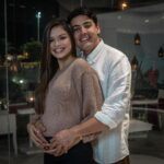 Bruno De Luca Instagram - Galera, faz uma surpresa pro seu gato ou pra sua gata levando pra passar uma noite no @cdesignhotel no dia dos namorados. Eles tão oferecendo um jantar maravilhoso (que eles anteciparam pra gente, sempre muito gentis), late checkout, além de poder curtir a piscina linda com visual da pedra do Pontal, spa, academia, e ainda aquela praia maravilhosa que vocês veem direto nos meus stories. Vai logo que tá quase lotado já… Faça já sua reserva: Reservas@cdesignhotel.com.br Tel.: (21)3613-9700