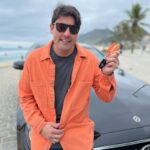 Bruno De Luca Instagram - Fala galera, eu não sei vocês, mas eu já estou pronto e ansioso para o Rock In Rio Brasil 2022! Quem ai vai curtir muito na cidade do Rock também? E para deixar minha aventura ainda mais completa, estarei muito bem acompanhado da minha grande parceira Movida Aluguel de Carros. E já deixo a dica aqui pra vocês, se já estiver com a viagem marcada pro RIR, não deixe pra reservar seu carro em cima da hora, antecipe sua reserva para aproveitar a cidade maravilhosa sem perrengue e com a frota mais nova e moderna do Brasil! Acompanhem as redes da @movidaalugueldecarros também, pois vem muito conteúdo legal de Rock In Rio Brasil 2022 por ai! #AvidaÉpraSerMovida #alugueldecarros #RockInRioBrasil2022 #publi