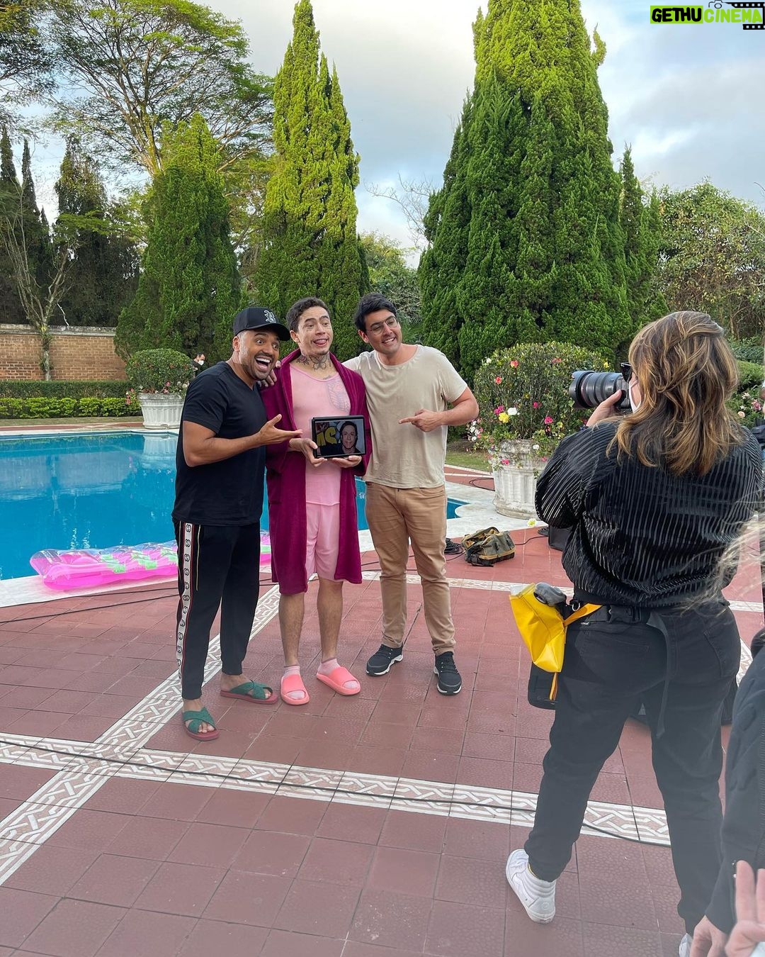 Bruno De Luca Instagram - OS PARÇAS - A SÉRIE vem aí!! Muito feliz em encontrar esses caras de novo, risada 24/7. Em breve no @globoplay