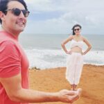 Bruno De Luca Instagram - AAhhahahahahah já começo rindo porque esse cara é muito figura. O @danielfotosoreidasfotos é especialista em fotos criativas no Chapadão de Pipa. Ele começou há 30 anos, quando as fotos ainda tinham que ser reveladas pra conferir se ficou boa, e agora com a digitalização do mundo sua imaginação ficou sem limites! Até drone ele faz! Confere aí na sequência. 1- Espera neném, que a obra ainda não acabou. 2- Te carrego comigo pra onde for. 3- O que foi que eu fiz pra merecer essa magia? 4- Se arrependeu e foi me salvar. 5- Preferiu me socar a cara. 6- Agora entendi. Ficou com ciúmes dela mesma (Ruth x Raquel) 7- Pescou um peixão. 8- Beijo de novela. 9- Drone terrestre (no flight) Chapadão - Praia de Pipa
