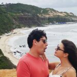 Bruno De Luca Instagram - AAhhahahahahah já começo rindo porque esse cara é muito figura. O @danielfotosoreidasfotos é especialista em fotos criativas no Chapadão de Pipa. Ele começou há 30 anos, quando as fotos ainda tinham que ser reveladas pra conferir se ficou boa, e agora com a digitalização do mundo sua imaginação ficou sem limites! Até drone ele faz! Confere aí na sequência. 1- Espera neném, que a obra ainda não acabou. 2- Te carrego comigo pra onde for. 3- O que foi que eu fiz pra merecer essa magia? 4- Se arrependeu e foi me salvar. 5- Preferiu me socar a cara. 6- Agora entendi. Ficou com ciúmes dela mesma (Ruth x Raquel) 7- Pescou um peixão. 8- Beijo de novela. 9- Drone terrestre (no flight) Chapadão - Praia de Pipa