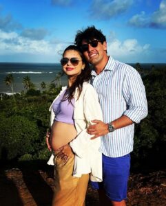 Bruno De Luca Instagram - Hoje é dia dessa menina/mulher, que Deus colocou no meu caminho, ao meu encontro, e tive a presença de espírito de sentir que era a pessoa certa pra minha vida, pra estar comigo e pra ser mãe dos meus filhos. Uma menina família, carinhosa, que ama todo e qualquer ser vivo, ama a praia, dançar, jogar, ama filmes e série, faz tudo pelos pais e pela irmã, conversa com as plantas. Estudiosa, religiosa, sempre solta um “misericórdia” ! Uma mulher forte, responsável, dedicada, batalhadora, corajosa. Minha vida ficou muito melhor com a sua presença. Espero te fazer cada vez mais feliz meu amor! Feliz aniversário pra você e parabéns pra mim por ter a sorte de ter te encontrado. TE AMO! @fany.vidal