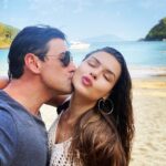 Bruno De Luca Instagram - Hoje é dia dessa menina/mulher, que Deus colocou no meu caminho, ao meu encontro, e tive a presença de espírito de sentir que era a pessoa certa pra minha vida, pra estar comigo e pra ser mãe dos meus filhos. Uma menina família, carinhosa, que ama todo e qualquer ser vivo, ama a praia, dançar, jogar, ama filmes e série, faz tudo pelos pais e pela irmã, conversa com as plantas. Estudiosa, religiosa, sempre solta um “misericórdia” ! Uma mulher forte, responsável, dedicada, batalhadora, corajosa. Minha vida ficou muito melhor com a sua presença. Espero te fazer cada vez mais feliz meu amor! Feliz aniversário pra você e parabéns pra mim por ter a sorte de ter te encontrado. TE AMO! @fany.vidal