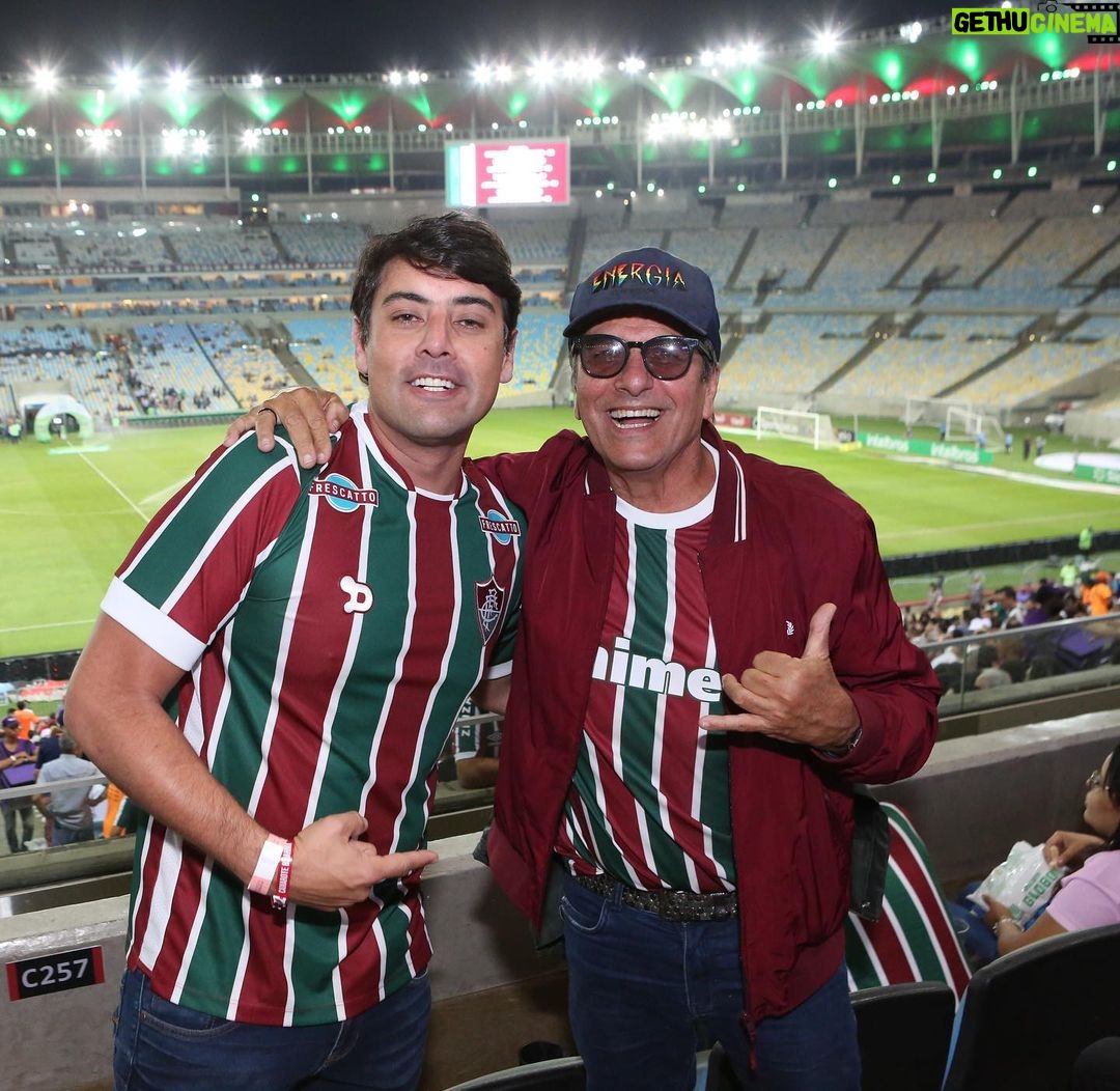Bruno De Luca Instagram - Primeira vez de Mozão e Mozinha no Maraca pra ver o Fluminense. Com direito a foto com o torcedor mais ilustre @evandromesquita pra ficar pro álbum! 😁😁 ❤️💚❤️💚❤️💚#maracacombrahma #maracana Estádio do Maracanã