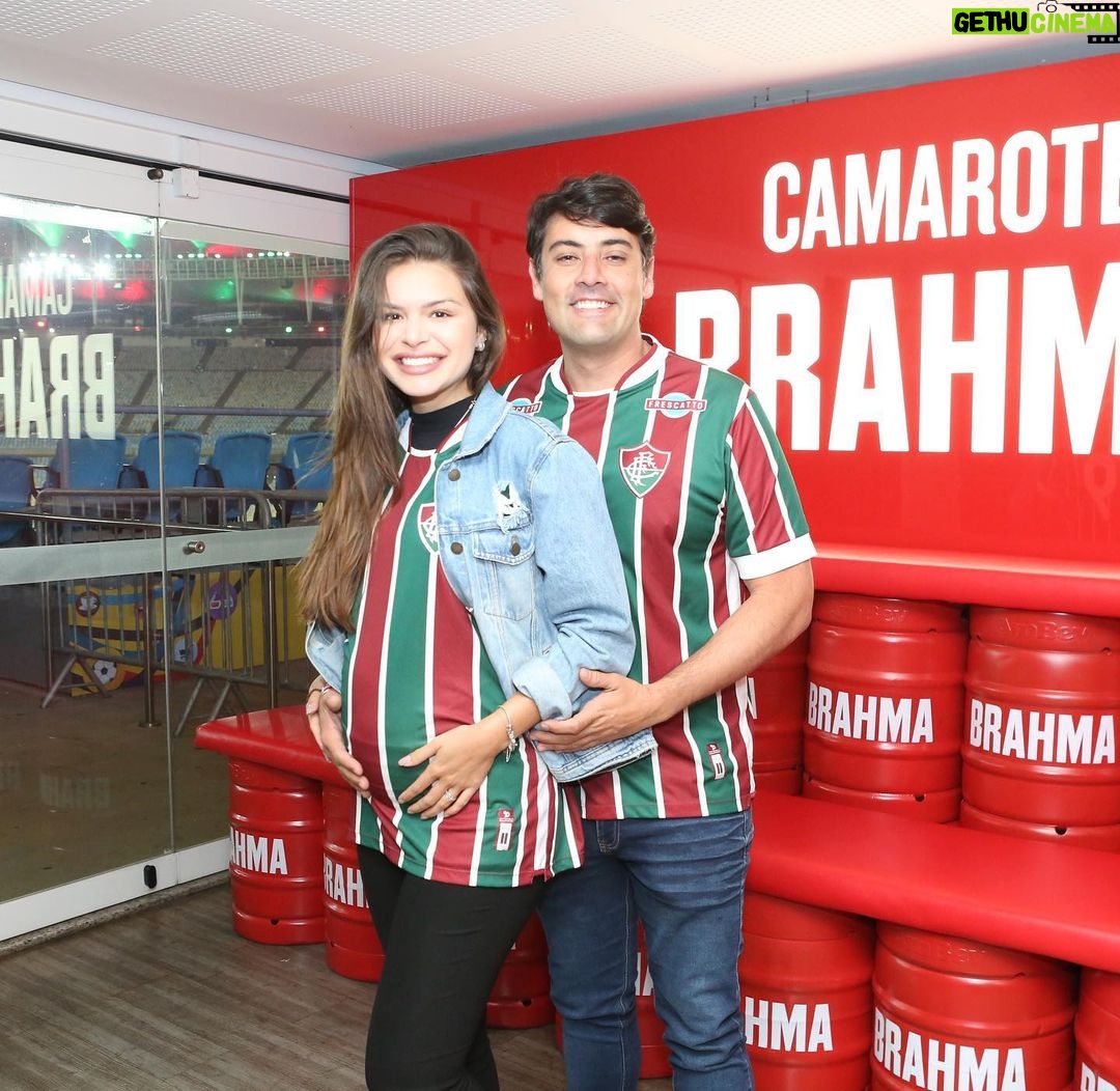 Bruno De Luca Instagram - Primeira vez de Mozão e Mozinha no Maraca pra ver o Fluminense. Com direito a foto com o torcedor mais ilustre @evandromesquita pra ficar pro álbum! 😁😁 ❤️💚❤️💚❤️💚#maracacombrahma #maracana Estádio do Maracanã