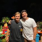 Bruno De Luca Instagram - Apesar de ser uma data importante, não tava nos meus planos comemorar meus 40. Com a casa em obra, filha chegando, nova temporada do Vai Pra Onde na mesma semana… eu já tinha desistido e decidido comemorar ano que vem. Foi quando a @fany.vidal deu a ideia, insistiu, e me me convenceu! Eu não costumo dividir momentos ruins aqui no Instagram, porque tenho certeza de que vim ao mundo pra divertir os outros. Mas de alguns anos pra cá, perdi pessoas muito importantes e relevantes na minha vida e na minha história. Isso me fez querer ainda mais comemorar a vida. A vida que é curta, que é maravilhosa. Que é injusta, que é cruel, que não tem piedade de ninguém. Que leva os outros assim, sem motivo aparente. Que é prazerosa. Que tem seus altos e baixos. A vida que é frágil. Mas que vale a pena. E só vale a pena pelas pessoas que a gente ama e convive. Por isso tentei chamar todo mundo que já passou pela minha vida. Que de alguma forma deixou sua marca. Claro que não consegui falar com todos, claro que muitos não puderam ir. Várias pessoas que passaram na minha vida não são do Rio, estão espalhadas pelo mundo. E nunca vou conseguir reunir todas essas pessoas pra celebrar alguma coisa. Mas quem eu conseguir juntar, e quando eu puder, eu vou fazer. Porque eu escolhi ser feliz. E vou lutar por isso! Feliz 40 pra mim! 😁 ⚠️por favor quem tiver Fotos da festa me mande, porque eu não tirei nenhuma! E também Obrigado a @georgiafestas pelo carinho com o bolo, doces e enfeites pra festa tão rápida e improvisada. Decoração @georgiafestas Bolo @polianasimao Iluminçao @rodolfo1980rt Painel @oficialdkeventos Brownies e palhas @karinahoyerpatisserie Los Frick Mexican Restaurant