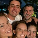 Bruno De Luca Instagram - Apesar de ser uma data importante, não tava nos meus planos comemorar meus 40. Com a casa em obra, filha chegando, nova temporada do Vai Pra Onde na mesma semana… eu já tinha desistido e decidido comemorar ano que vem. Foi quando a @fany.vidal deu a ideia, insistiu, e me me convenceu! Eu não costumo dividir momentos ruins aqui no Instagram, porque tenho certeza de que vim ao mundo pra divertir os outros. Mas de alguns anos pra cá, perdi pessoas muito importantes e relevantes na minha vida e na minha história. Isso me fez querer ainda mais comemorar a vida. A vida que é curta, que é maravilhosa. Que é injusta, que é cruel, que não tem piedade de ninguém. Que leva os outros assim, sem motivo aparente. Que é prazerosa. Que tem seus altos e baixos. A vida que é frágil. Mas que vale a pena. E só vale a pena pelas pessoas que a gente ama e convive. Por isso tentei chamar todo mundo que já passou pela minha vida. Que de alguma forma deixou sua marca. Claro que não consegui falar com todos, claro que muitos não puderam ir. Várias pessoas que passaram na minha vida não são do Rio, estão espalhadas pelo mundo. E nunca vou conseguir reunir todas essas pessoas pra celebrar alguma coisa. Mas quem eu conseguir juntar, e quando eu puder, eu vou fazer. Porque eu escolhi ser feliz. E vou lutar por isso! Feliz 40 pra mim! 😁 ⚠️por favor quem tiver Fotos da festa me mande, porque eu não tirei nenhuma! E também Obrigado a @georgiafestas pelo carinho com o bolo, doces e enfeites pra festa tão rápida e improvisada. Decoração @georgiafestas Bolo @polianasimao Iluminçao @rodolfo1980rt Painel @oficialdkeventos Brownies e palhas @karinahoyerpatisserie Los Frick Mexican Restaurant