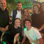 Bruno De Luca Instagram - Apesar de ser uma data importante, não tava nos meus planos comemorar meus 40. Com a casa em obra, filha chegando, nova temporada do Vai Pra Onde na mesma semana… eu já tinha desistido e decidido comemorar ano que vem. Foi quando a @fany.vidal deu a ideia, insistiu, e me me convenceu! Eu não costumo dividir momentos ruins aqui no Instagram, porque tenho certeza de que vim ao mundo pra divertir os outros. Mas de alguns anos pra cá, perdi pessoas muito importantes e relevantes na minha vida e na minha história. Isso me fez querer ainda mais comemorar a vida. A vida que é curta, que é maravilhosa. Que é injusta, que é cruel, que não tem piedade de ninguém. Que leva os outros assim, sem motivo aparente. Que é prazerosa. Que tem seus altos e baixos. A vida que é frágil. Mas que vale a pena. E só vale a pena pelas pessoas que a gente ama e convive. Por isso tentei chamar todo mundo que já passou pela minha vida. Que de alguma forma deixou sua marca. Claro que não consegui falar com todos, claro que muitos não puderam ir. Várias pessoas que passaram na minha vida não são do Rio, estão espalhadas pelo mundo. E nunca vou conseguir reunir todas essas pessoas pra celebrar alguma coisa. Mas quem eu conseguir juntar, e quando eu puder, eu vou fazer. Porque eu escolhi ser feliz. E vou lutar por isso! Feliz 40 pra mim! 😁 ⚠️por favor quem tiver Fotos da festa me mande, porque eu não tirei nenhuma! E também Obrigado a @georgiafestas pelo carinho com o bolo, doces e enfeites pra festa tão rápida e improvisada. Decoração @georgiafestas Bolo @polianasimao Iluminçao @rodolfo1980rt Painel @oficialdkeventos Brownies e palhas @karinahoyerpatisserie Los Frick Mexican Restaurant