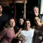 Bruno De Luca Instagram - Apesar de ser uma data importante, não tava nos meus planos comemorar meus 40. Com a casa em obra, filha chegando, nova temporada do Vai Pra Onde na mesma semana… eu já tinha desistido e decidido comemorar ano que vem. Foi quando a @fany.vidal deu a ideia, insistiu, e me me convenceu! Eu não costumo dividir momentos ruins aqui no Instagram, porque tenho certeza de que vim ao mundo pra divertir os outros. Mas de alguns anos pra cá, perdi pessoas muito importantes e relevantes na minha vida e na minha história. Isso me fez querer ainda mais comemorar a vida. A vida que é curta, que é maravilhosa. Que é injusta, que é cruel, que não tem piedade de ninguém. Que leva os outros assim, sem motivo aparente. Que é prazerosa. Que tem seus altos e baixos. A vida que é frágil. Mas que vale a pena. E só vale a pena pelas pessoas que a gente ama e convive. Por isso tentei chamar todo mundo que já passou pela minha vida. Que de alguma forma deixou sua marca. Claro que não consegui falar com todos, claro que muitos não puderam ir. Várias pessoas que passaram na minha vida não são do Rio, estão espalhadas pelo mundo. E nunca vou conseguir reunir todas essas pessoas pra celebrar alguma coisa. Mas quem eu conseguir juntar, e quando eu puder, eu vou fazer. Porque eu escolhi ser feliz. E vou lutar por isso! Feliz 40 pra mim! 😁 ⚠️por favor quem tiver Fotos da festa me mande, porque eu não tirei nenhuma! E também Obrigado a @georgiafestas pelo carinho com o bolo, doces e enfeites pra festa tão rápida e improvisada. Decoração @georgiafestas Bolo @polianasimao Iluminçao @rodolfo1980rt Painel @oficialdkeventos Brownies e palhas @karinahoyerpatisserie Los Frick Mexican Restaurant