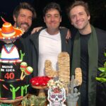 Bruno De Luca Instagram - Apesar de ser uma data importante, não tava nos meus planos comemorar meus 40. Com a casa em obra, filha chegando, nova temporada do Vai Pra Onde na mesma semana… eu já tinha desistido e decidido comemorar ano que vem. Foi quando a @fany.vidal deu a ideia, insistiu, e me me convenceu! Eu não costumo dividir momentos ruins aqui no Instagram, porque tenho certeza de que vim ao mundo pra divertir os outros. Mas de alguns anos pra cá, perdi pessoas muito importantes e relevantes na minha vida e na minha história. Isso me fez querer ainda mais comemorar a vida. A vida que é curta, que é maravilhosa. Que é injusta, que é cruel, que não tem piedade de ninguém. Que leva os outros assim, sem motivo aparente. Que é prazerosa. Que tem seus altos e baixos. A vida que é frágil. Mas que vale a pena. E só vale a pena pelas pessoas que a gente ama e convive. Por isso tentei chamar todo mundo que já passou pela minha vida. Que de alguma forma deixou sua marca. Claro que não consegui falar com todos, claro que muitos não puderam ir. Várias pessoas que passaram na minha vida não são do Rio, estão espalhadas pelo mundo. E nunca vou conseguir reunir todas essas pessoas pra celebrar alguma coisa. Mas quem eu conseguir juntar, e quando eu puder, eu vou fazer. Porque eu escolhi ser feliz. E vou lutar por isso! Feliz 40 pra mim! 😁 ⚠️por favor quem tiver Fotos da festa me mande, porque eu não tirei nenhuma! E também Obrigado a @georgiafestas pelo carinho com o bolo, doces e enfeites pra festa tão rápida e improvisada. Decoração @georgiafestas Bolo @polianasimao Iluminçao @rodolfo1980rt Painel @oficialdkeventos Brownies e palhas @karinahoyerpatisserie Los Frick Mexican Restaurant