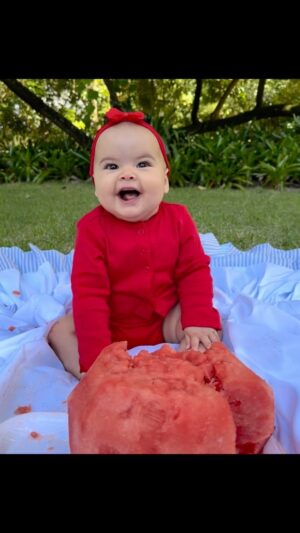 Bruno De Luca Instagram - GRAVE 🚨: Aurora De Luca comemora seus seis meses com um bolo de melancia! Quem aguenta???