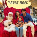Bruno De Luca Instagram - A magia do Natal é mesmo impressionante. Aurora mal conhece o Papai Noel, nem sabe que ele entrega presentes… mas já ama o bom velhinho! 🎅 Pra ela, é o PaPô… qual será a explicação disso? 🥰🥰🥰🥰