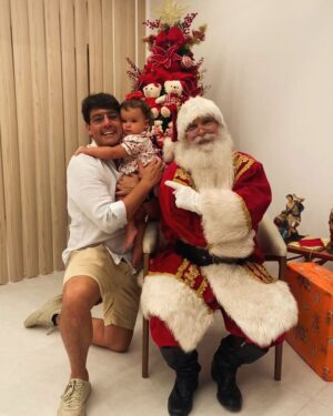 Bruno De Luca Instagram - Que este Natal seja a expressão máxima do amor em sua vida! 🎅 🎄✨ #Família #AmorInfinito #natal2023 #natal