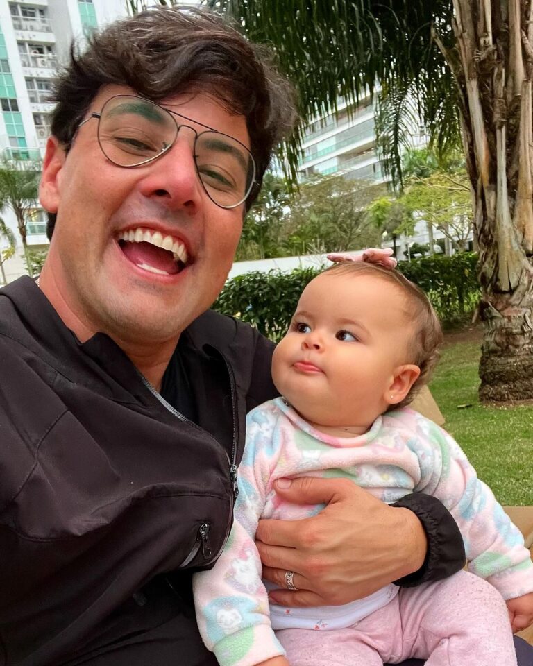 Bruno De Luca Instagram - Sei que ela é a cara da mãe, mas as bochechas são do papai, hein???