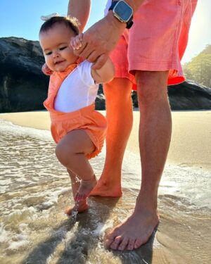 Bruno De Luca Instagram - Hoje pela primeira vez vou receber presente e não só dar! 🙌😁 O presente maior do mundo tá aí nas fotos, essa belezura que a @fany.vidal fez comigo com muito amor. Muito alegre em comemorar meu primeiro dia dos pais, ainda mais da Aurora, que é alegria purinha! Parabéns a todos os papais.
