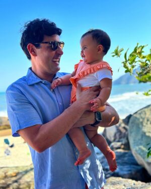Bruno De Luca Instagram - Hoje pela primeira vez vou receber presente e não só dar! 🙌😁 O presente maior do mundo tá aí nas fotos, essa belezura que a @fany.vidal fez comigo com muito amor. Muito alegre em comemorar meu primeiro dia dos pais, ainda mais da Aurora, que é alegria purinha! Parabéns a todos os papais.