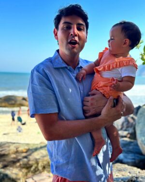Bruno De Luca Instagram - Hoje pela primeira vez vou receber presente e não só dar! 🙌😁 O presente maior do mundo tá aí nas fotos, essa belezura que a @fany.vidal fez comigo com muito amor. Muito alegre em comemorar meu primeiro dia dos pais, ainda mais da Aurora, que é alegria purinha! Parabéns a todos os papais.