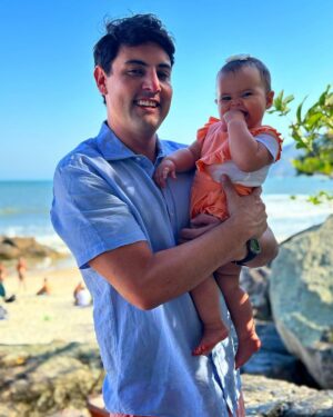 Bruno De Luca Instagram - Hoje pela primeira vez vou receber presente e não só dar! 🙌😁 O presente maior do mundo tá aí nas fotos, essa belezura que a @fany.vidal fez comigo com muito amor. Muito alegre em comemorar meu primeiro dia dos pais, ainda mais da Aurora, que é alegria purinha! Parabéns a todos os papais.