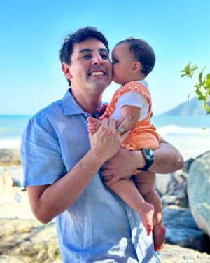 Bruno De Luca Instagram - Hoje pela primeira vez vou receber presente e não só dar! 🙌😁 O presente maior do mundo tá aí nas fotos, essa belezura que a @fany.vidal fez comigo com muito amor. Muito alegre em comemorar meu primeiro dia dos pais, ainda mais da Aurora, que é alegria purinha! Parabéns a todos os papais.
