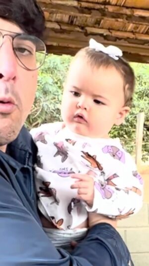 Bruno De Luca Instagram - Levamos an Aurora pra conhecer os bichinhos numa fazendinha em Belo Horizonte, cidade da minha rainha @fany.vidal e família. Será que ela curtiu? 😂😂😂😂 comenta aí o que você achou! 👇