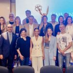 Bruno De Luca Instagram - Muito feliz em participar como jurado do Emmy Internacional na categoria Sports Documentary ao lado de produtores e diretores que tanto admiro, representando a nossa Beyond Films. Aliás, impressionante a evolução da qualidade dos documentários em geral de uns tempos pra cá. Um gênero que dificilmente vamos ao cinema pra assistir, mas com os streamings e tv a cabo vem conquistando cada vez mais público. Depois que sair o resultado eu indico os filmes que assisti e votei. Ps: consegue identificar alguém na foto em grupo? Escreve aqui nos comentários Kkkkk @iemmys #internationalemmyawards #emmyinternacional Estúdios Globo