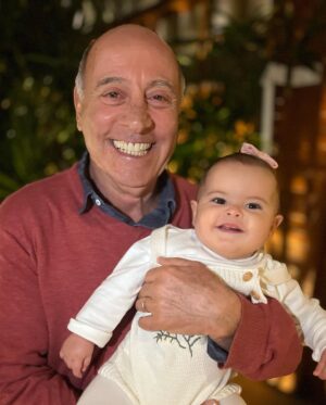 Bruno De Luca Instagram - Hoje é dia desse cara que me ensinou a valorizar as coisas mais importantes da vida: família e trabalho. Me ensinou a encarar os problemas de frente. A não enfraquecer. A levantar depois de cair. Resiliência. Me ensinou que fazer o bem, faz bem pra nós mesmos. A olhar o mundo com os olhos cheios de amor. A ver a todos além das aparências, e assim não ver senão o bem em cada um. Me ensinou a cerrar meus ouvidos a toda calúnia e a guardar minha língua de toda maldade. Me ensinou a tentar todos os dias ser tão bondoso e alegre pra que todos se sintam contagiados. Obrigado, Pai! Pela paciência, pela força, pelo carinho, pelo amor, por todos os ensinamentos. Por me aguentar! Por tudo. Te amo!