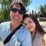 Bruno De Luca Instagram - Depois dos momentos incríveis de trabalho que vivi aqui na Disney, trouxe minha família pra passar alguns dias de ferias comigo. Ontem minha filha fez 8 meses (e hoje faço 41 😱) e estreou na Disney. Eu e Sthéfany pensamos mil vezes se faríamos essa trip, pensamos no trabalho que ia dar, no desgaste da viagem pra todos. Concordamos que ela não ia lembrar de nada, afinal não lembramos de nada dos nossos 8 meses. Mas no final das contas, decidimos nos arriscar nessa aventura juntos, unidos, e chegamos a conclusão que poderia ser legal, e que mesmo que ela não lembre de nada, a gente vai lembrar. Graças a Deus estávamos certos! Foi e está sendo maravilhoso, nunca vimos a Aurora rindo tanto, pulando, mesmo sem entender direito o que tava vendo. Sabemos que esses momentos de alegria vão fazer com que ela seja uma pessoa cheia de bons sentimentos no coração. É isso que importa pra gente. Magic Kingdom