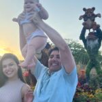 Bruno De Luca Instagram - Depois dos momentos incríveis de trabalho que vivi aqui na Disney, trouxe minha família pra passar alguns dias de ferias comigo. Ontem minha filha fez 8 meses (e hoje faço 41 😱) e estreou na Disney. Eu e Sthéfany pensamos mil vezes se faríamos essa trip, pensamos no trabalho que ia dar, no desgaste da viagem pra todos. Concordamos que ela não ia lembrar de nada, afinal não lembramos de nada dos nossos 8 meses. Mas no final das contas, decidimos nos arriscar nessa aventura juntos, unidos, e chegamos a conclusão que poderia ser legal, e que mesmo que ela não lembre de nada, a gente vai lembrar. Graças a Deus estávamos certos! Foi e está sendo maravilhoso, nunca vimos a Aurora rindo tanto, pulando, mesmo sem entender direito o que tava vendo. Sabemos que esses momentos de alegria vão fazer com que ela seja uma pessoa cheia de bons sentimentos no coração. É isso que importa pra gente. Magic Kingdom