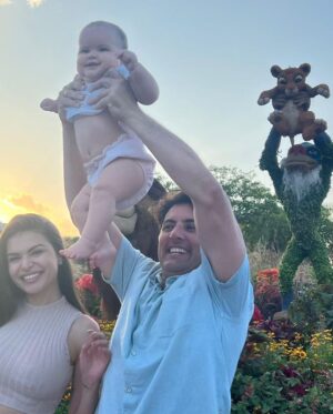 Bruno De Luca Instagram - Depois dos momentos incríveis de trabalho que vivi aqui na Disney, trouxe minha família pra passar alguns dias de ferias comigo. Ontem minha filha fez 8 meses (e hoje faço 41 😱) e estreou na Disney. Eu e Sthéfany pensamos mil vezes se faríamos essa trip, pensamos no trabalho que ia dar, no desgaste da viagem pra todos. Concordamos que ela não ia lembrar de nada, afinal não lembramos de nada dos nossos 8 meses. Mas no final das contas, decidimos nos arriscar nessa aventura juntos, unidos, e chegamos a conclusão que poderia ser legal, e que mesmo que ela não lembre de nada, a gente vai lembrar. 
Graças a Deus estávamos certos! Foi e está sendo maravilhoso, nunca vimos a Aurora rindo tanto, pulando, mesmo sem entender direito o que tava vendo. Sabemos que esses momentos de alegria vão fazer com que ela seja uma pessoa cheia de bons sentimentos no coração. É isso que importa pra gente.