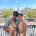 Bruno De Luca Instagram - Depois dos momentos incríveis de trabalho que vivi aqui na Disney, trouxe minha família pra passar alguns dias de ferias comigo. Ontem minha filha fez 8 meses (e hoje faço 41 😱) e estreou na Disney. Eu e Sthéfany pensamos mil vezes se faríamos essa trip, pensamos no trabalho que ia dar, no desgaste da viagem pra todos. Concordamos que ela não ia lembrar de nada, afinal não lembramos de nada dos nossos 8 meses. Mas no final das contas, decidimos nos arriscar nessa aventura juntos, unidos, e chegamos a conclusão que poderia ser legal, e que mesmo que ela não lembre de nada, a gente vai lembrar. Graças a Deus estávamos certos! Foi e está sendo maravilhoso, nunca vimos a Aurora rindo tanto, pulando, mesmo sem entender direito o que tava vendo. Sabemos que esses momentos de alegria vão fazer com que ela seja uma pessoa cheia de bons sentimentos no coração. É isso que importa pra gente. Magic Kingdom