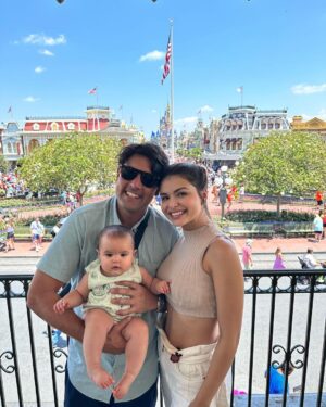 Bruno De Luca Instagram - Depois dos momentos incríveis de trabalho que vivi aqui na Disney, trouxe minha família pra passar alguns dias de ferias comigo. Ontem minha filha fez 8 meses (e hoje faço 41 😱) e estreou na Disney. Eu e Sthéfany pensamos mil vezes se faríamos essa trip, pensamos no trabalho que ia dar, no desgaste da viagem pra todos. Concordamos que ela não ia lembrar de nada, afinal não lembramos de nada dos nossos 8 meses. Mas no final das contas, decidimos nos arriscar nessa aventura juntos, unidos, e chegamos a conclusão que poderia ser legal, e que mesmo que ela não lembre de nada, a gente vai lembrar. 
Graças a Deus estávamos certos! Foi e está sendo maravilhoso, nunca vimos a Aurora rindo tanto, pulando, mesmo sem entender direito o que tava vendo. Sabemos que esses momentos de alegria vão fazer com que ela seja uma pessoa cheia de bons sentimentos no coração. É isso que importa pra gente.