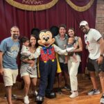 Bruno De Luca Instagram - Depois dos momentos incríveis de trabalho que vivi aqui na Disney, trouxe minha família pra passar alguns dias de ferias comigo. Ontem minha filha fez 8 meses (e hoje faço 41 😱) e estreou na Disney. Eu e Sthéfany pensamos mil vezes se faríamos essa trip, pensamos no trabalho que ia dar, no desgaste da viagem pra todos. Concordamos que ela não ia lembrar de nada, afinal não lembramos de nada dos nossos 8 meses. Mas no final das contas, decidimos nos arriscar nessa aventura juntos, unidos, e chegamos a conclusão que poderia ser legal, e que mesmo que ela não lembre de nada, a gente vai lembrar. Graças a Deus estávamos certos! Foi e está sendo maravilhoso, nunca vimos a Aurora rindo tanto, pulando, mesmo sem entender direito o que tava vendo. Sabemos que esses momentos de alegria vão fazer com que ela seja uma pessoa cheia de bons sentimentos no coração. É isso que importa pra gente. Magic Kingdom