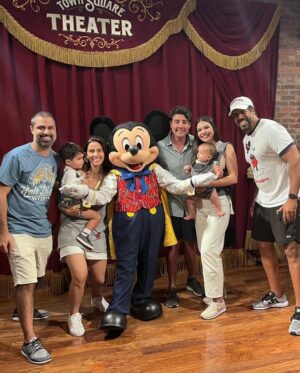 Bruno De Luca Instagram - Depois dos momentos incríveis de trabalho que vivi aqui na Disney, trouxe minha família pra passar alguns dias de ferias comigo. Ontem minha filha fez 8 meses (e hoje faço 41 😱) e estreou na Disney. Eu e Sthéfany pensamos mil vezes se faríamos essa trip, pensamos no trabalho que ia dar, no desgaste da viagem pra todos. Concordamos que ela não ia lembrar de nada, afinal não lembramos de nada dos nossos 8 meses. Mas no final das contas, decidimos nos arriscar nessa aventura juntos, unidos, e chegamos a conclusão que poderia ser legal, e que mesmo que ela não lembre de nada, a gente vai lembrar. 
Graças a Deus estávamos certos! Foi e está sendo maravilhoso, nunca vimos a Aurora rindo tanto, pulando, mesmo sem entender direito o que tava vendo. Sabemos que esses momentos de alegria vão fazer com que ela seja uma pessoa cheia de bons sentimentos no coração. É isso que importa pra gente.