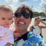 Bruno De Luca Instagram - Depois dos momentos incríveis de trabalho que vivi aqui na Disney, trouxe minha família pra passar alguns dias de ferias comigo. Ontem minha filha fez 8 meses (e hoje faço 41 😱) e estreou na Disney. Eu e Sthéfany pensamos mil vezes se faríamos essa trip, pensamos no trabalho que ia dar, no desgaste da viagem pra todos. Concordamos que ela não ia lembrar de nada, afinal não lembramos de nada dos nossos 8 meses. Mas no final das contas, decidimos nos arriscar nessa aventura juntos, unidos, e chegamos a conclusão que poderia ser legal, e que mesmo que ela não lembre de nada, a gente vai lembrar. Graças a Deus estávamos certos! Foi e está sendo maravilhoso, nunca vimos a Aurora rindo tanto, pulando, mesmo sem entender direito o que tava vendo. Sabemos que esses momentos de alegria vão fazer com que ela seja uma pessoa cheia de bons sentimentos no coração. É isso que importa pra gente. Magic Kingdom