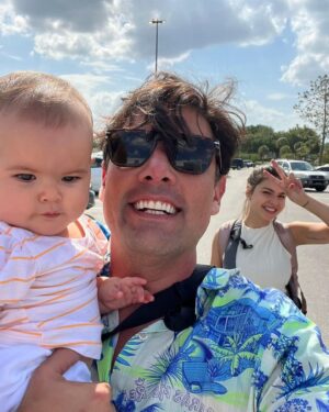 Bruno De Luca Instagram - Depois dos momentos incríveis de trabalho que vivi aqui na Disney, trouxe minha família pra passar alguns dias de ferias comigo. Ontem minha filha fez 8 meses (e hoje faço 41 😱) e estreou na Disney. Eu e Sthéfany pensamos mil vezes se faríamos essa trip, pensamos no trabalho que ia dar, no desgaste da viagem pra todos. Concordamos que ela não ia lembrar de nada, afinal não lembramos de nada dos nossos 8 meses. Mas no final das contas, decidimos nos arriscar nessa aventura juntos, unidos, e chegamos a conclusão que poderia ser legal, e que mesmo que ela não lembre de nada, a gente vai lembrar. 
Graças a Deus estávamos certos! Foi e está sendo maravilhoso, nunca vimos a Aurora rindo tanto, pulando, mesmo sem entender direito o que tava vendo. Sabemos que esses momentos de alegria vão fazer com que ela seja uma pessoa cheia de bons sentimentos no coração. É isso que importa pra gente.