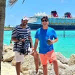 Bruno De Luca Instagram – Pessoal, esses são alguns dos momentos maravilhosos que tô vivendo aqui no Disney Magic, o navio da Disney! Que experiência maravilhosa! É impressionante como eles fazem tudo perfeito, você tem atividades o tempo todo, dava pra ficar um mês inteirinho aqui. Entretenimento, comida, conforto, SPA, essa parada na olha privativa da Disney nas Bahamas, onde você pode fazer um monte de coisa e ainda nadar e alimentar as arraias!! Se você quer passar férias com a família, e tá em dúvida, eu te garanto: VÁ PARA UM DOS CRUZEIROS DA DISNEY! Não tem erro!! Você vai ver tudo isso no Vai Pra Onde? Aventuras Mágicas em setembro, no @multishow .