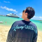 Bruno De Luca Instagram – Pessoal, esses são alguns dos momentos maravilhosos que tô vivendo aqui no Disney Magic, o navio da Disney! Que experiência maravilhosa! É impressionante como eles fazem tudo perfeito, você tem atividades o tempo todo, dava pra ficar um mês inteirinho aqui. Entretenimento, comida, conforto, SPA, essa parada na olha privativa da Disney nas Bahamas, onde você pode fazer um monte de coisa e ainda nadar e alimentar as arraias!! Se você quer passar férias com a família, e tá em dúvida, eu te garanto: VÁ PARA UM DOS CRUZEIROS DA DISNEY! Não tem erro!! Você vai ver tudo isso no Vai Pra Onde? Aventuras Mágicas em setembro, no @multishow .