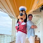 Bruno De Luca Instagram – Pessoal, esses são alguns dos momentos maravilhosos que tô vivendo aqui no Disney Magic, o navio da Disney! Que experiência maravilhosa! É impressionante como eles fazem tudo perfeito, você tem atividades o tempo todo, dava pra ficar um mês inteirinho aqui. Entretenimento, comida, conforto, SPA, essa parada na olha privativa da Disney nas Bahamas, onde você pode fazer um monte de coisa e ainda nadar e alimentar as arraias!! Se você quer passar férias com a família, e tá em dúvida, eu te garanto: VÁ PARA UM DOS CRUZEIROS DA DISNEY! Não tem erro!! Você vai ver tudo isso no Vai Pra Onde? Aventuras Mágicas em setembro, no @multishow .