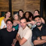 Bruno De Luca Instagram - Muita gente já me parou na rua pra dizer que eu tenho o melhor emprego do mundo se referindo ao Vai Pra Onde?, desde que estreou em 2007. Mas pra mim, o melhor emprego do mundo é fazer o que eu amo. E fazer parte do BBB é como conseguir realizar aquela viagem que sempre quis, conquistar um título no ultimo minuto do jogo, ser escalado pro time dos sonhos ou aquele $ perdido que você encontra do nada em uma bermuda. Trabalhar com tanta gente talentosa, no maior programa de entretenimento do país, me enche de orgulho. Tento absorver cada conversa, cada momento, erro, acerto, conselho, elogio e crítica. Foi muito bom comemorar ontem com vocês esse sucesso de tantos anos. Obrigado @jbboninho , Dourado, e @multishow pela oportunidade e confiança de sempre. Mas principalmente obrigado à você que me assiste e me acolhe há tantos anos. Muito obrigado, galera!