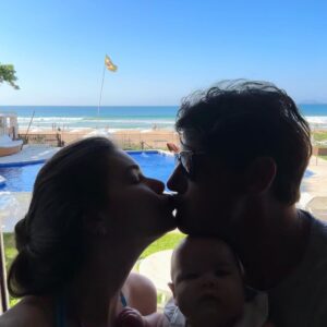 Bruno De Luca Instagram - Foram dias maravilhosos no @hotel_laborie com minha família! Búzios sempre será a cidade que me proporcionar momentos inesquecíveis, desde a minha infância e agora, começando a infância da Aurora. Ela foi na hidro pela primeira vez, molhou o pé no mar, bebeu água… Que seja a primeira vez de muitas primeiras vezes.