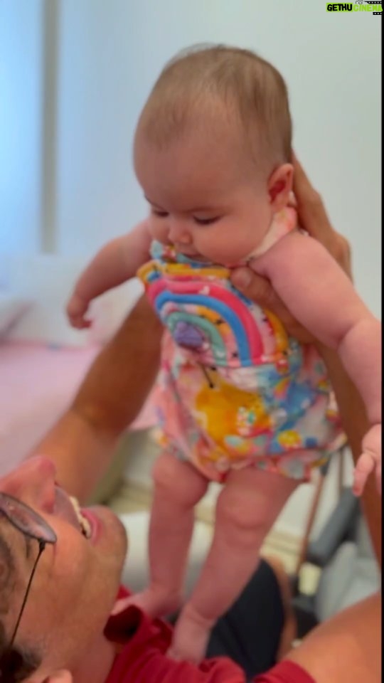 Bruno De Luca Instagram - Um dos pontos altos do nosso enxoval com a babytunes, foi esse kit @maxicosibrasil O umidificador, ruído branco, berço portátil, cadeirinha de alimentação e bouncer fazem toda a diferença no dia a dia da Aurora. E vocês aí? Qual produto vocês acham indispensável pro seu bebê?