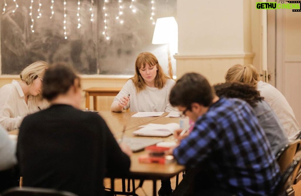 Bryce Dallas Howard Instagram - It’s #WorldTeacherDay and I can’t go without thanking the teachers/ mentors in my life who absolutely shaped who I am today and thanking the NYU students who made me a teacher in the first place 🥹 #NineMusesLab @ninemusesentertainment ⁣ ⁣ [ID: Around a big wooden table in an open classroom with twinkly lights, BDH teaches her “Making It & Mastery” course to the first cohort of NYU students in 2018]