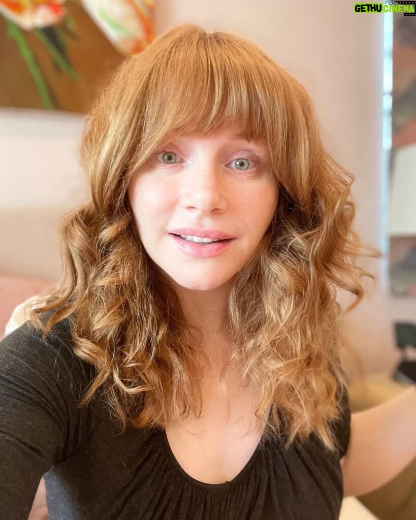 Bryce Dallas Howard Instagram - After ➡️ Before! I love these curls 😍 ⁣ ⁣ [ID: BDH shows off her new curly hair (using the Satin Heatless Curling Set by Kitsch) with transformative after and before selfies.]