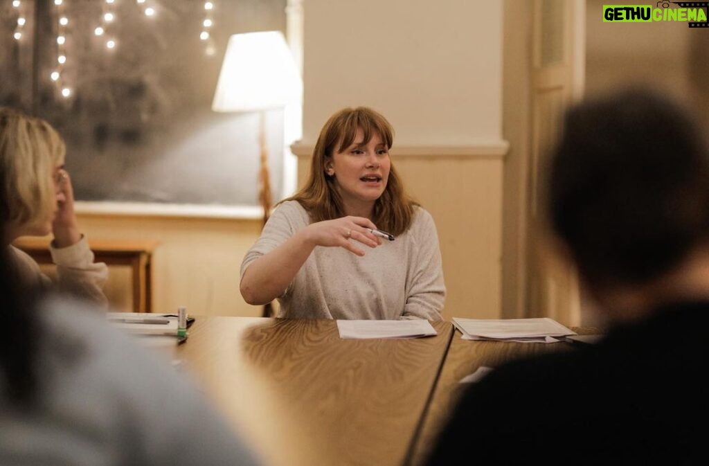 Bryce Dallas Howard Instagram - It’s #WorldTeacherDay and I can’t go without thanking the teachers/ mentors in my life who absolutely shaped who I am today and thanking the NYU students who made me a teacher in the first place 🥹 #NineMusesLab @ninemusesentertainment ⁣ ⁣ [ID: Around a big wooden table in an open classroom with twinkly lights, BDH teaches her “Making It & Mastery” course to the first cohort of NYU students in 2018]