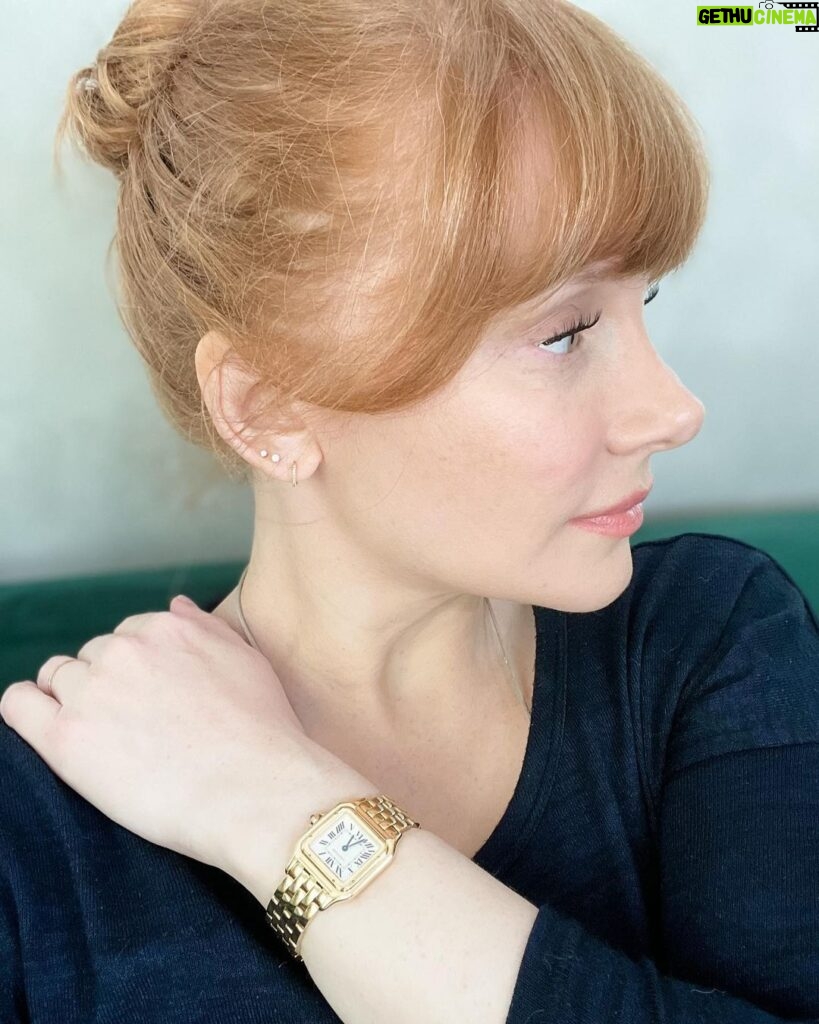 Bryce Dallas Howard Instagram - I wore this beautiful Panthère de Cartier watch all around the world while traveling for Jurassic — and always kept it set to Pacific Time so I knew when to call home 💛 ⁣ ⁣ My adventure with @cartier started 16 years ago with my first short film as a director, “Orchids,” sponsored by Cartier and Glamour Magazine. I distinctly remember trying to keep my cool as I picked the watch for Alfred Molina and necklace and earrings for @katherinewaterston to wear. And since then, to mark significant occasions in my life, my husband has always known to go to Cartier.⁣ ⁣ From supporting my first film all those years ago to lending me this exquisite watch today, thank you @cartier for keeping me present, punctual, and in style. #NotAnAd⁣ ⁣ [ID: BDH in a navy blue sweater poses for a photo, featuring a gold Panthère de Cartier watch on her left wrist.]
