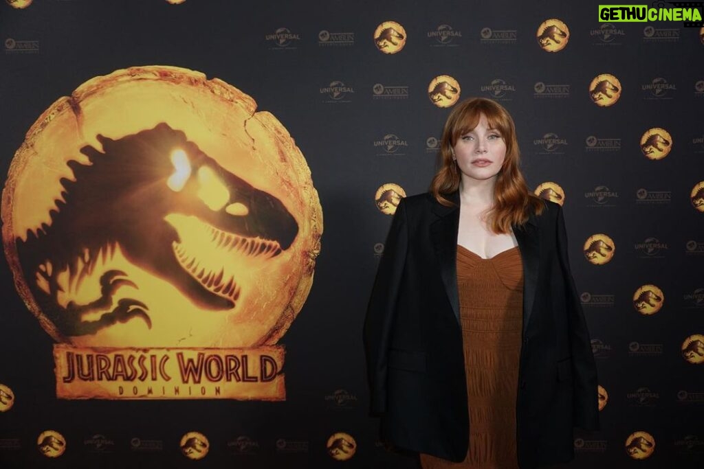 Bryce Dallas Howard Instagram - From a magical dinner at La Casa Azul and virtual dinosaur installations in Trafalgar Square, to all the beautiful people I’ve met and have gotten the chance to reunite and work with along the way, this #JurassicWorldDominion tour has been incredibly special 🧡 Thank you Mexico City & London for making my first proper trip out into the world since 2020 one I’ll never forget!! 🦖 ⁣⁣⁣⁣ ⁣⁣⁣⁣ Makeup: Kara Bua (@karayoshimotobua) ⁣⁣⁣⁣ Mexico Hair: Jenny Cho (@jennychohair) ⁣⁣⁣⁣ London Hair: Christian Wood (@cwoodhair)⁣⁣ Manicure: Sarah Chue (@chuenails) ⁣ ⁣ [ID: The cast of Jurassic World Dominion, in various configurations and black-tie gowns and suits, pose in front of the Jurassic World logo for the Mexico City and London premieres of the movie]