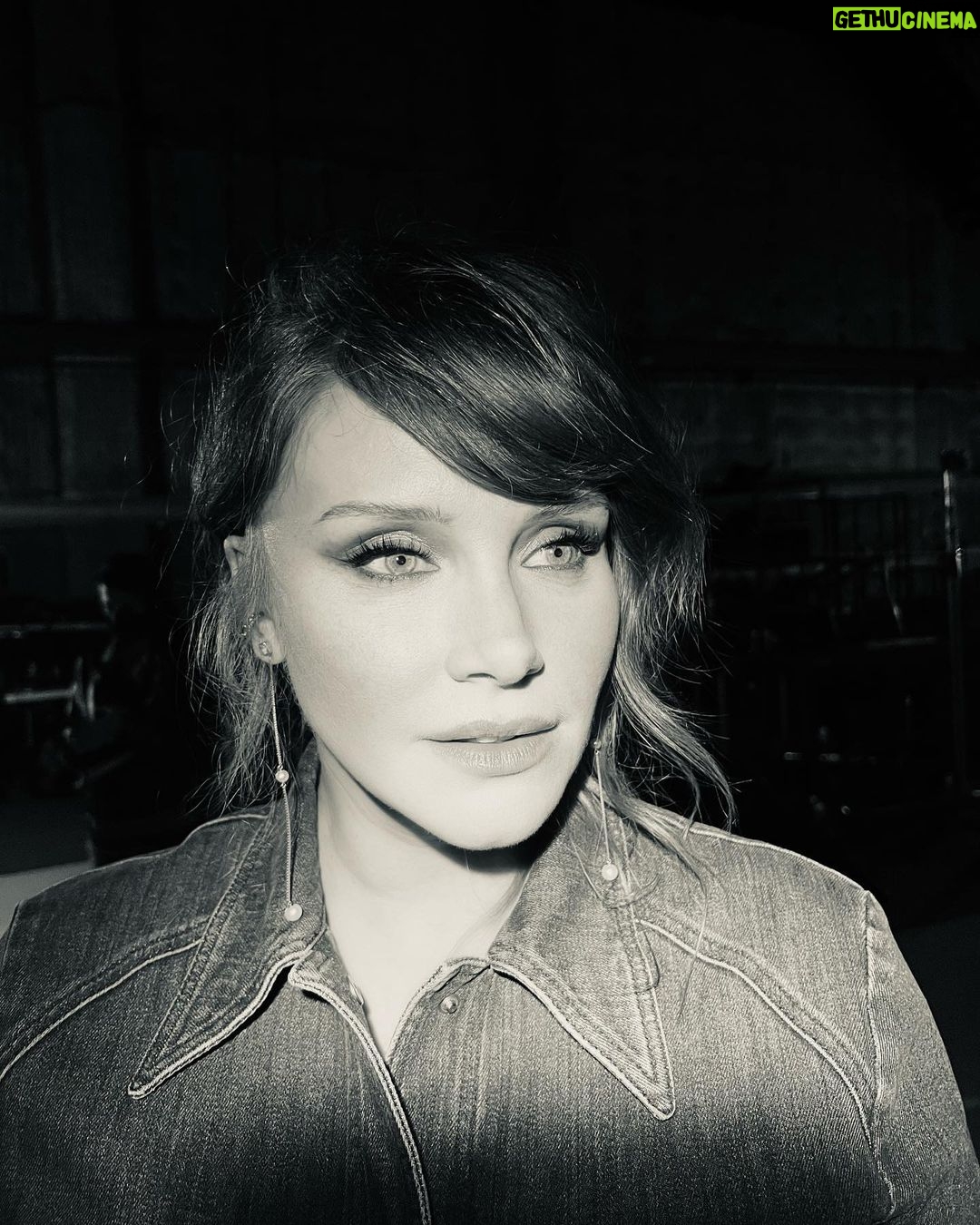 Bryce Dallas Howard Instagram - #TBT – always at peace in the hands of @vivianbaker, @hairbyadir, @bridgetbragerhair, and @misterjasonlow for @jurassicworld press ☺️ #JurassicWorldDominion